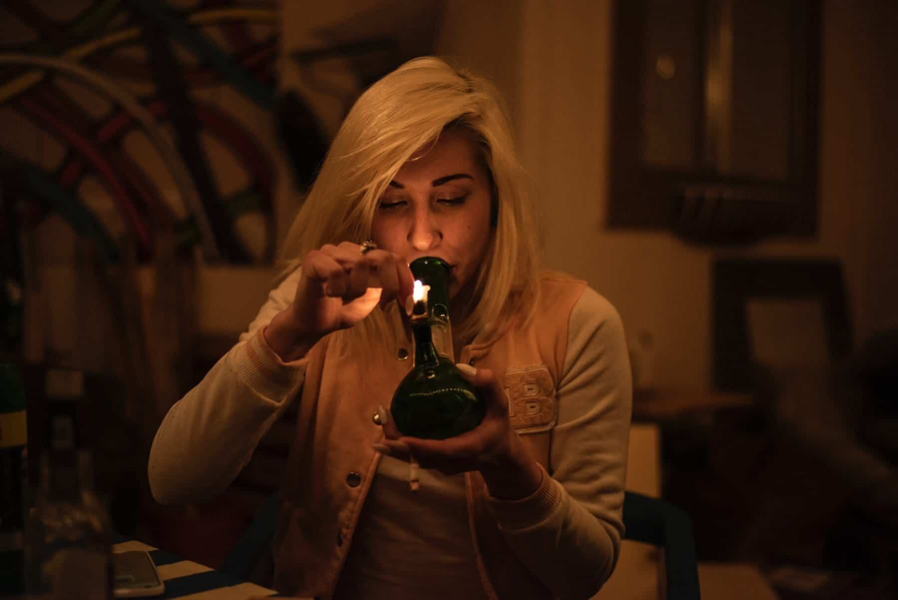 make water bottle bong
