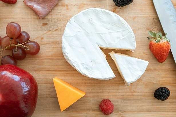 what to eat with brie
