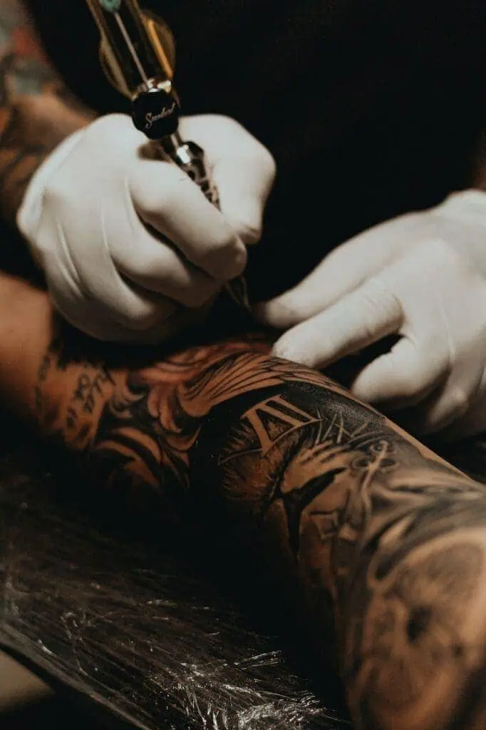 Pre-Tattoo Session Fuel: What to Eat Before? 7 A tattoo artist making a tattoo