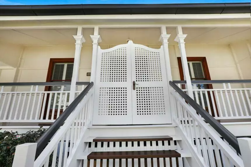 How to build a deck gate