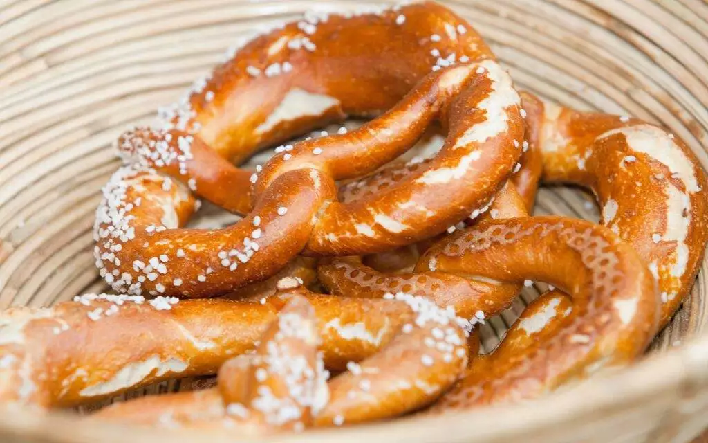What To Eat With Pretzels: Must-Try Yummy Combinations 4 What to eat pretzels with