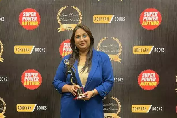 Nishita Soni holding the award she won for her book