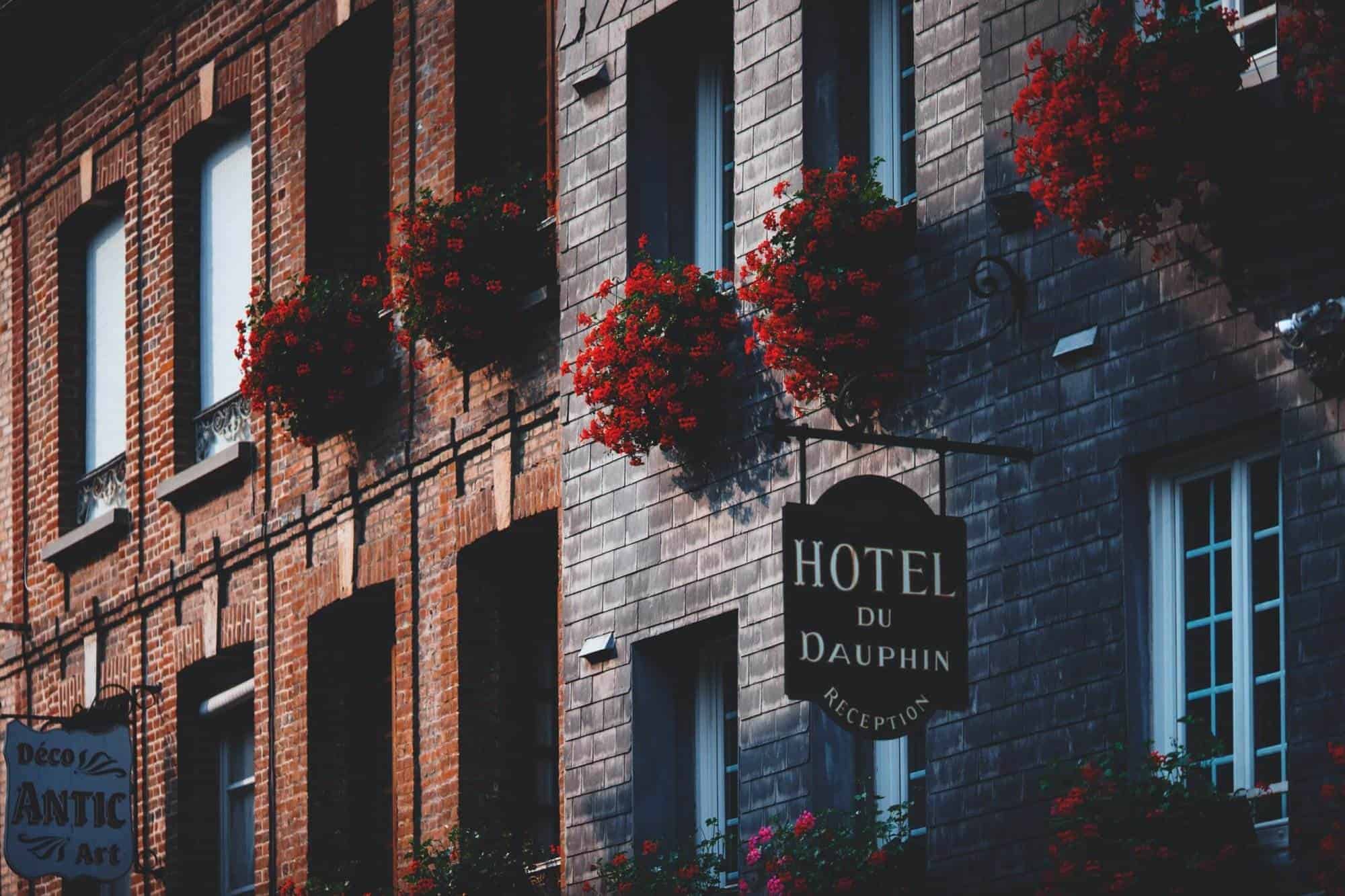 Home Icy 46 Facade of modern masonry building decorated with red flowers