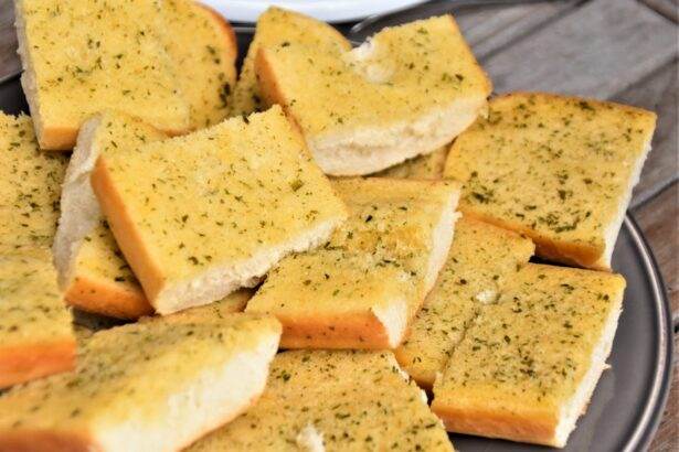 what to eat with garlic bread