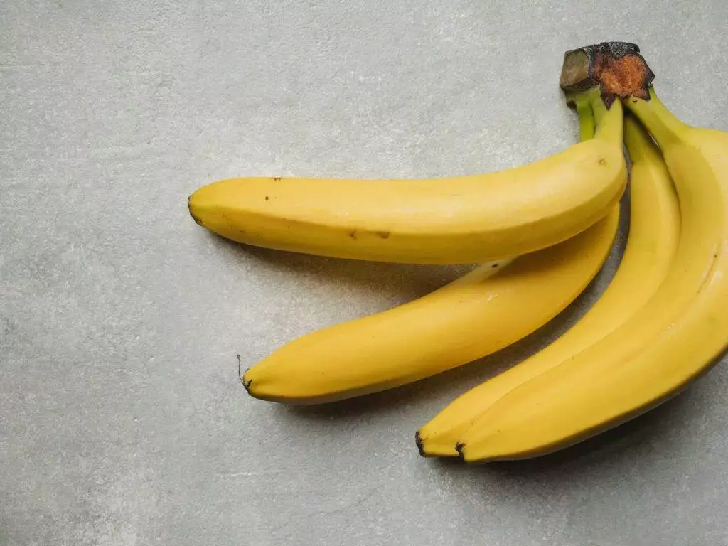 4 bananas kept on a tray