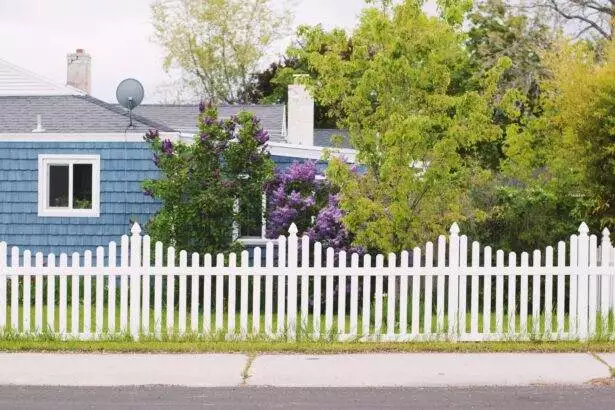 how to build a picket fence