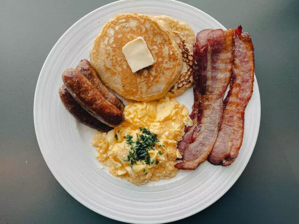 Fried bacon with yellow sauce and pancakes