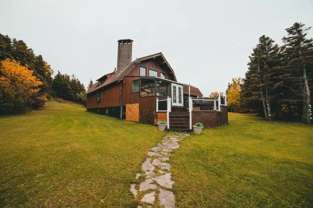 Building Warmth: A Step-by-Step Manual to Constructing Your Own Chimney 5 A wooden house with the chimney on top of it