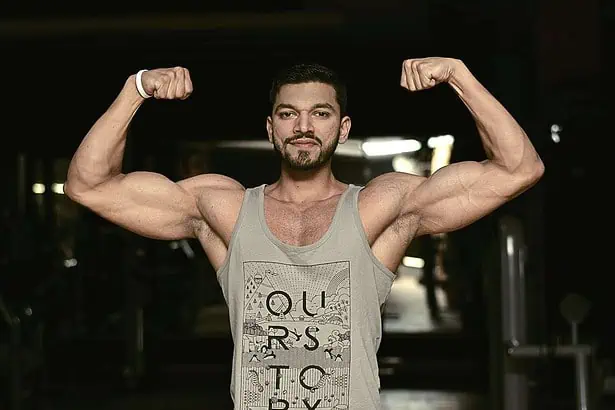 man wearing gray tank top