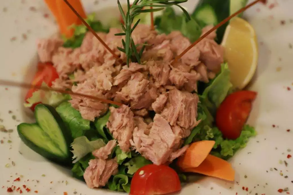 what to eat with tuna salad 