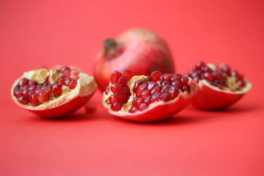Signs to Determine the Ripeness of a Pomegranate by Yourself 1 how to know when a pomegranate is ripe