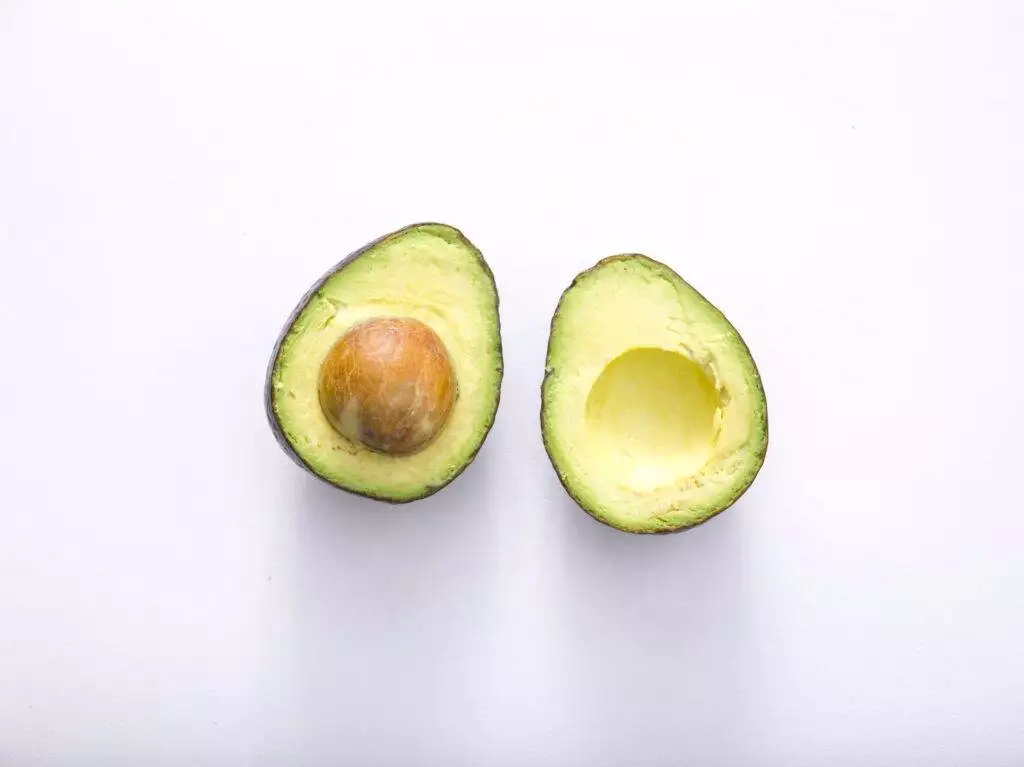 2 pieces of avocados in a white background