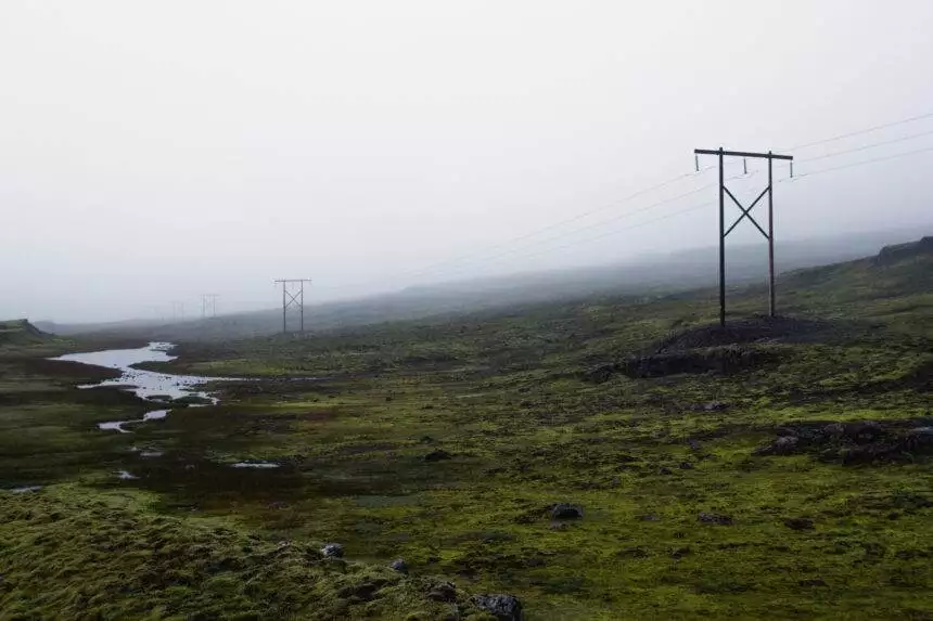 Norske Strømleverandører - Electricity Market & Power Providers 1 Misty landscape with power lines and electricity poles.