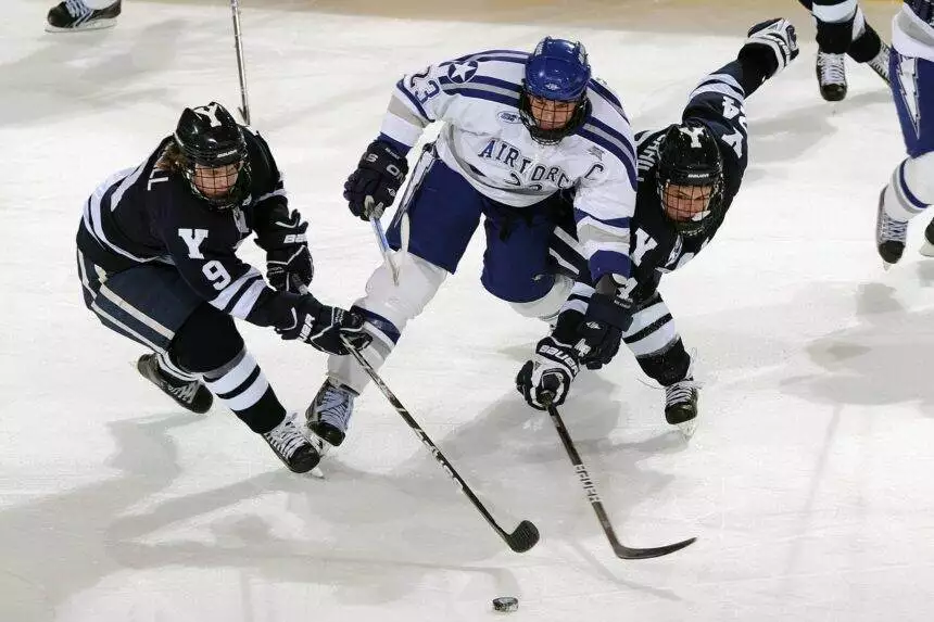 how do hockey players know when to change lines