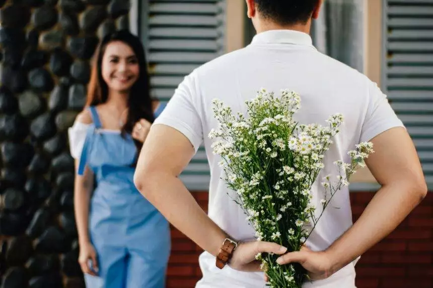 how to know if an Aquarius man likes you