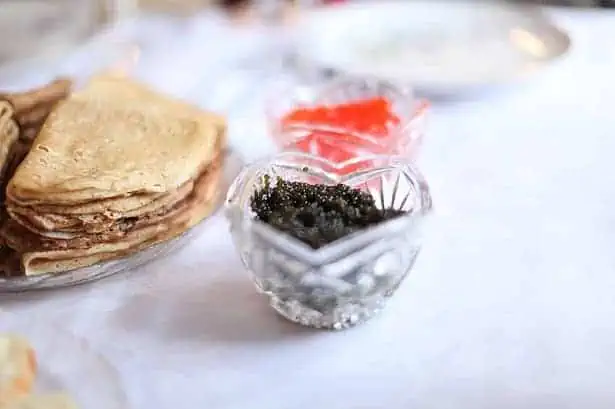 what cracker to eat with caviar