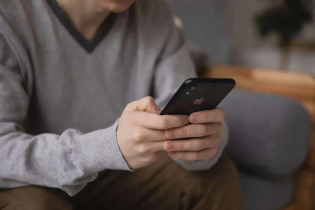 15 Ways to Keep Yourself Entertained on Your Mobile Phone When You're Bored 2 Photo Of Man Using Smartphone