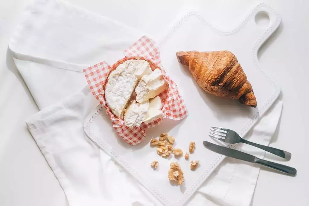 What to Eat with Croissants: Tasty Duos 12 what to eat with croissants