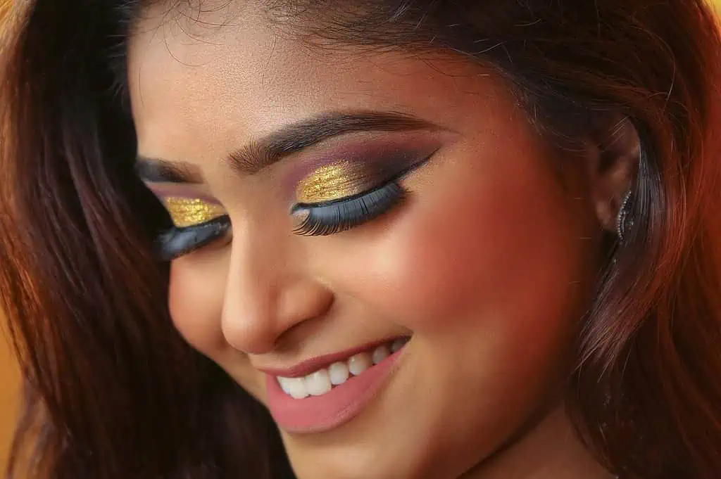 What are the Best Eye Makeup Colors to Compliment Amber Eyes? 6 What are the Best Eye Makeup Colors to Compliment Amber Eyes
