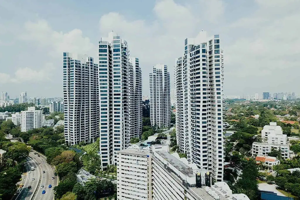 A view of a series of apartment buildings in a metropolitan city.