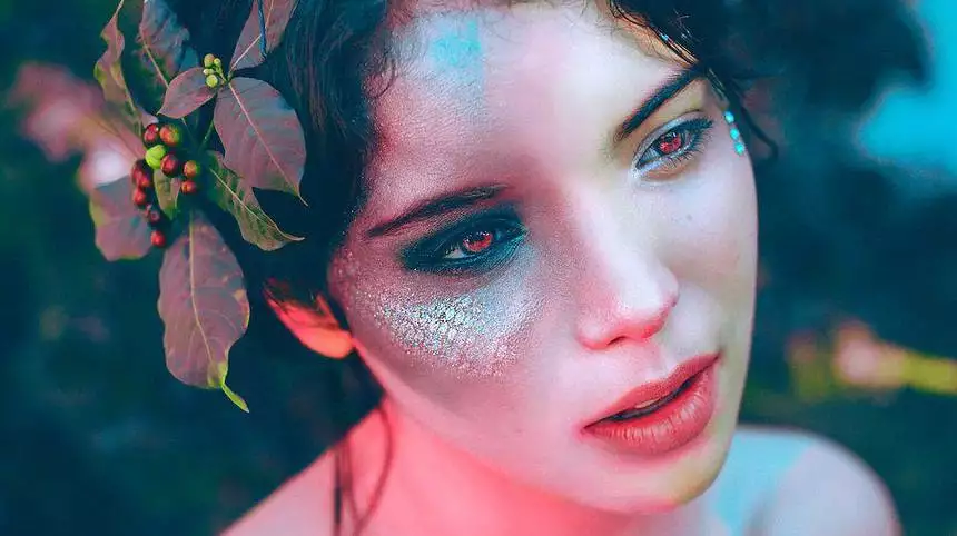 What are the Best Eye Makeup Colors to Compliment Amber Eyes? 1 Woman with glittery makeup for amber eyes.
