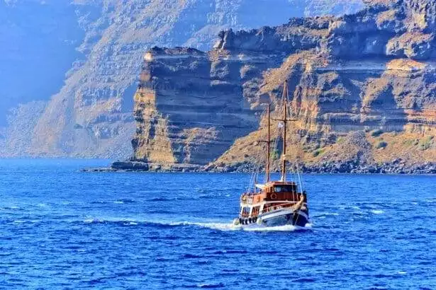 Tips and Insights for Your Athens to Santorini Ferry Trip!