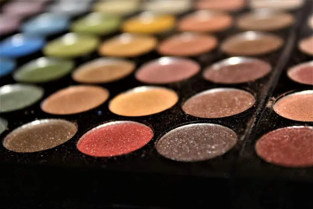 A Complete Guide: Choosing the Best Eye Shadows for Hazel Eyes 1