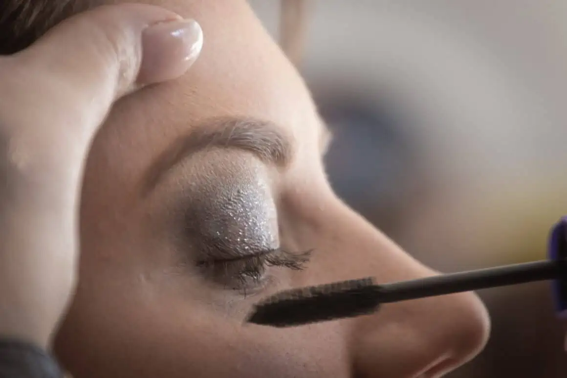 10 Most Beautiful Eye Shadow Colors for Blue Eyes 2 Glittery Eye