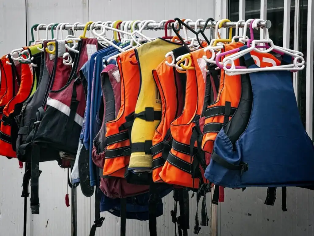 What to do with Old Life Jackets: Beyond their Lifespan 4 What to do with Old Life Jackets