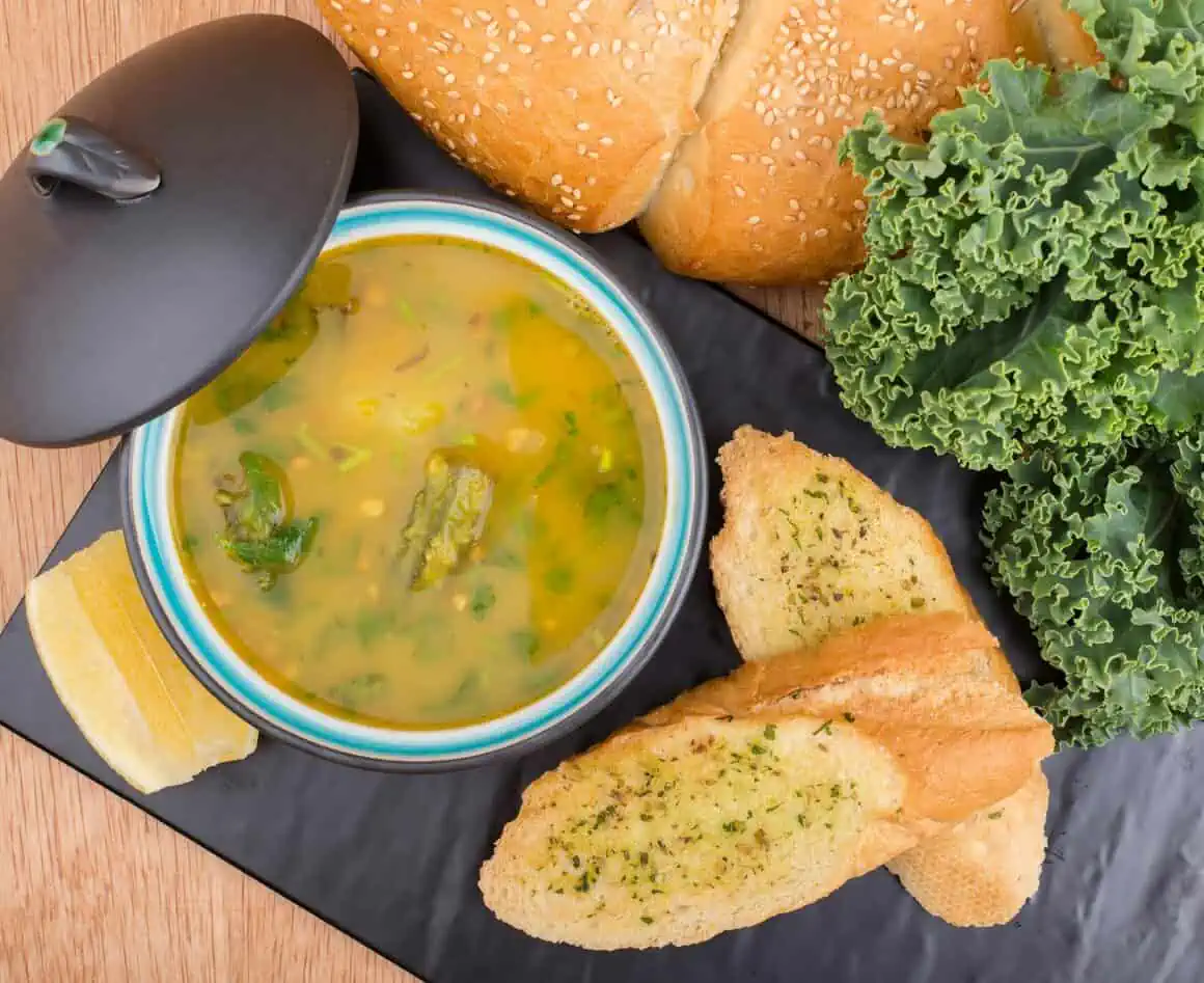 What to Eat With Garlic Bread? 6 Amazing Combos 1