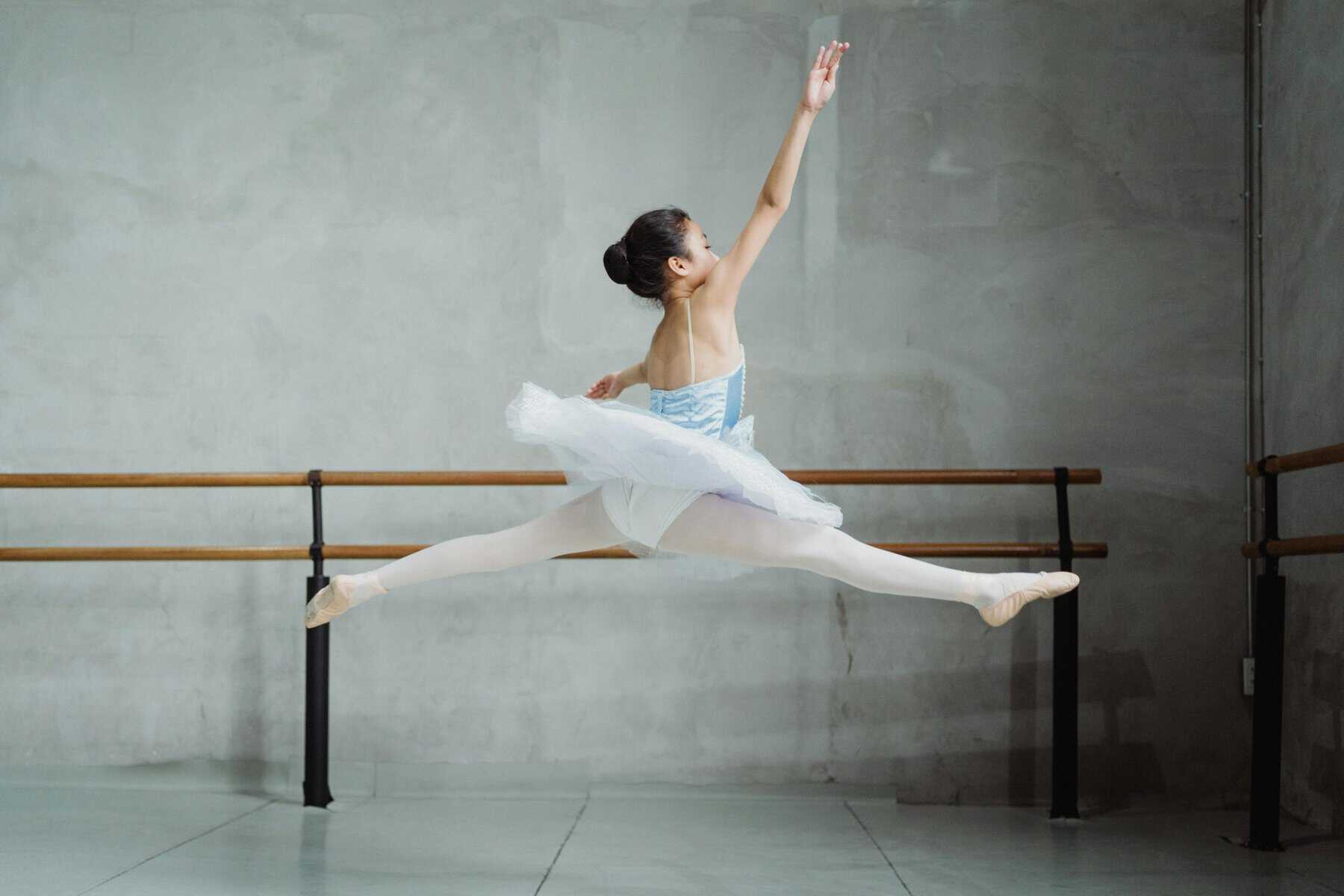 Home Icy 41 Ballet dancer executing a grand jeté at the barre, showcasing flexibility and grace.