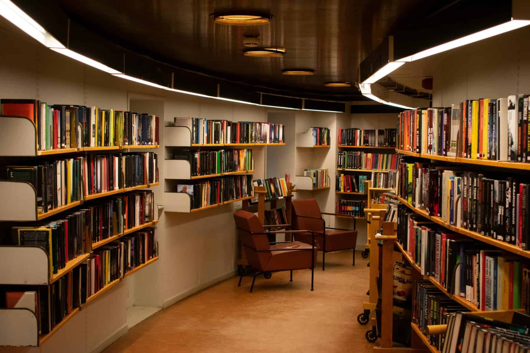 Home Icy 46 Bookstore interior with shelves full of books and cozy seating area.