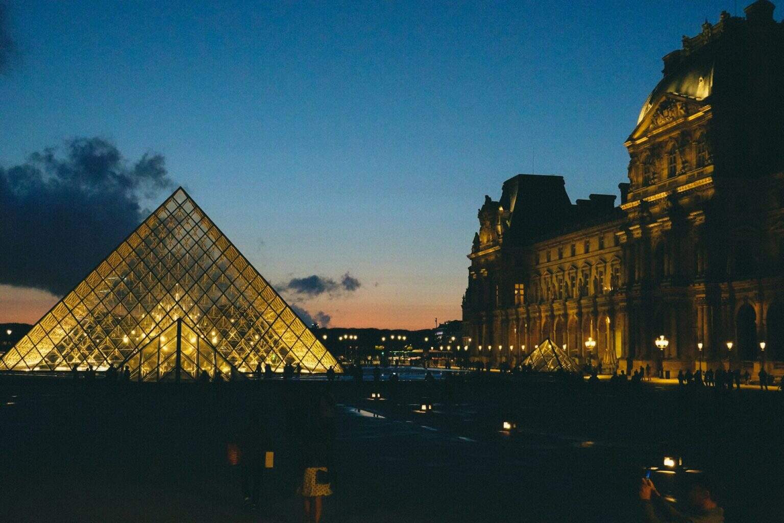 louvre pyramid