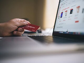 Online shopping on WooCommerce with CDN and caching for fast, secure transactions.